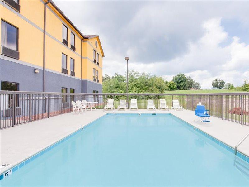 Super 8 By Wyndham Crossville Tn Exterior photo