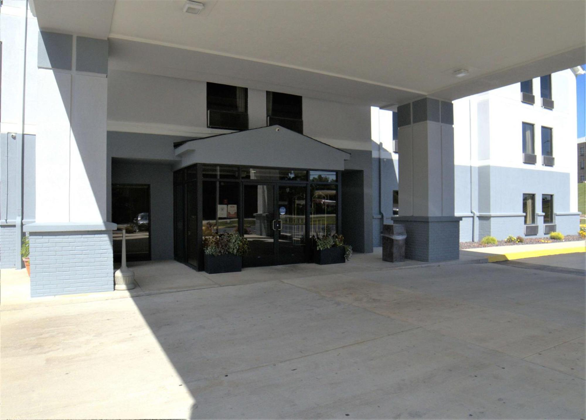 Super 8 By Wyndham Crossville Tn Exterior photo